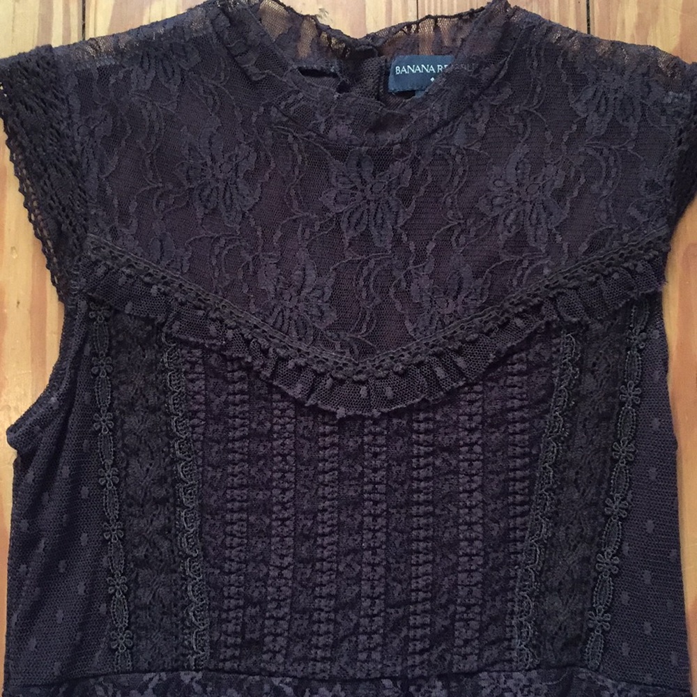 Lace-detail button-back top
